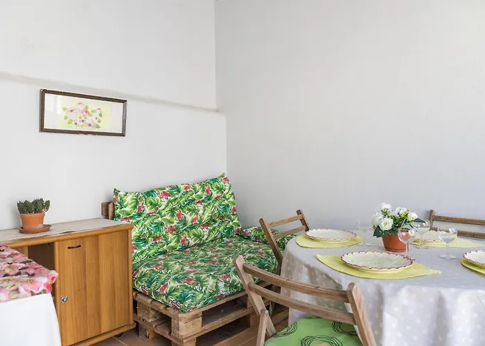 2 Bedroom House And Garden Lounge