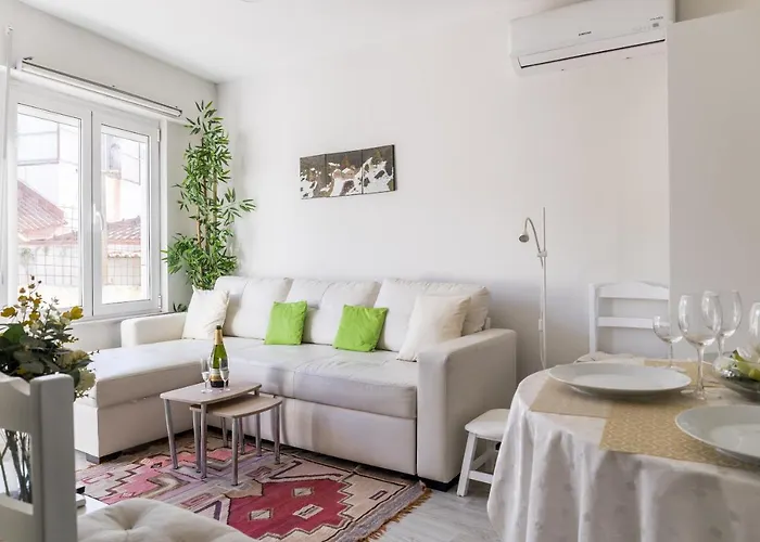 2 Bedroom House And Garden Lounge