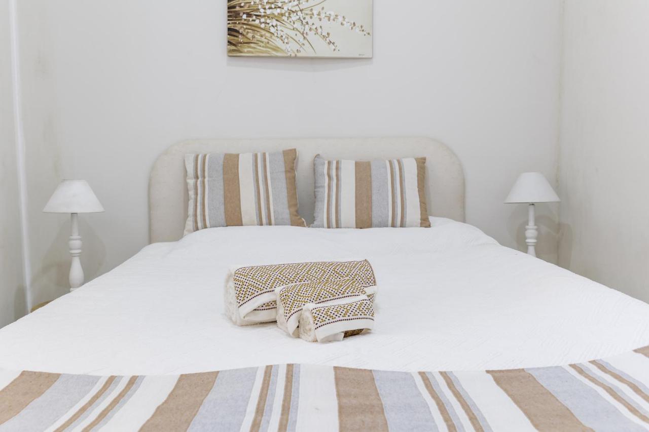 2 Bedroom House And Garden Lounge Apartment